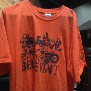 Philadelphia Flyers T shirt from 2010 season  Mens XL